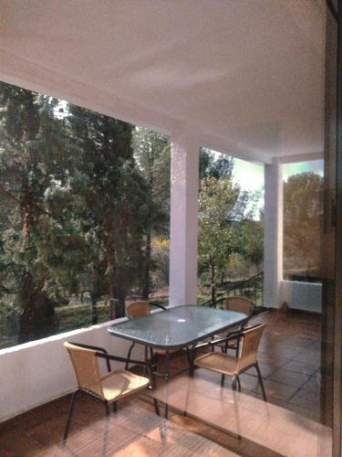Bonita casa blanca en el bosque.