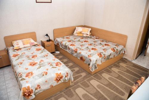 two beds in a small room with at Стаи за гости in Varna City