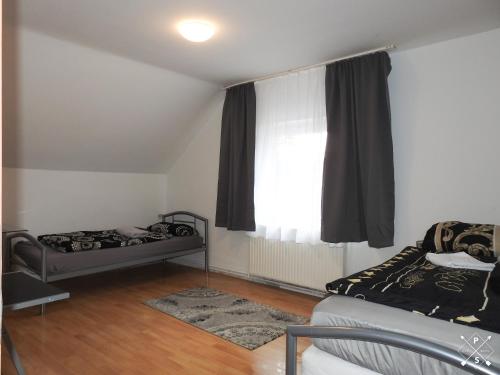 Habitación pequeña con cama y ventana en Wohnung nähe Daimler 1 OG en Bremen