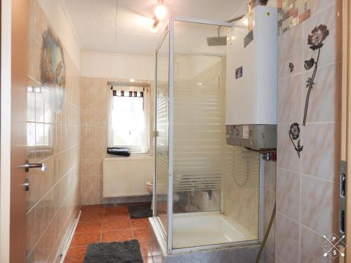a shower with a glass door in a bathroom at Wohnung nähe Daimler 1 OG in Bremen