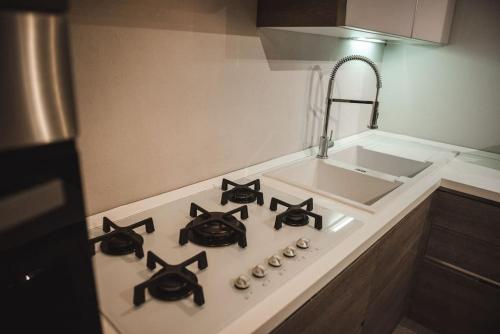 uma cozinha com uma placa de fogão com controladores pretos em Luxury experience in Alba: Unesco hills' hearth em Guarene