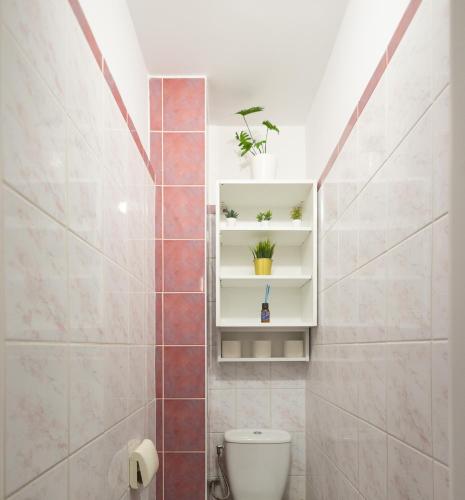 bagno con servizi igienici e mensola con piante di ClickTheFlat Stawki Apart Rooms a Varsavia