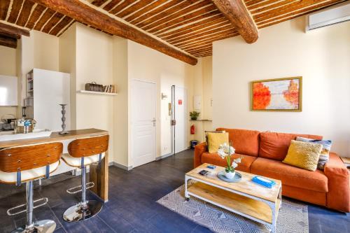 un salon avec un canapé et une table dans l'établissement Croisette carre d'or, à Cannes