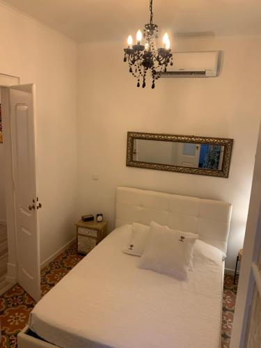 Een bed of bedden in een kamer bij Casa Amendoeira Olhão