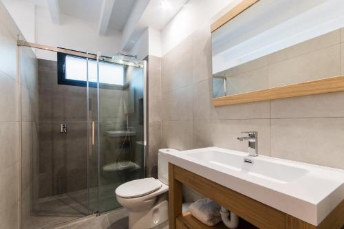 uma casa de banho com um lavatório, um WC e um chuveiro em Sunset Villa O2 na Alcúdia