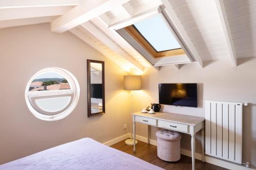 TV a/nebo společenská místnost v ubytování Bramasole Alaçatı Butik Hotel