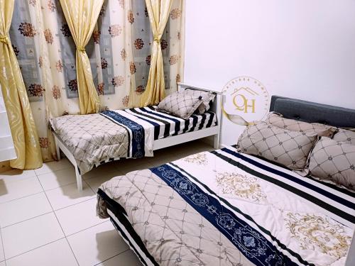 2 Betten in einem Zimmer mit gelben Vorhängen in der Unterkunft Qairissa Homestay Kuantan in Kuantan