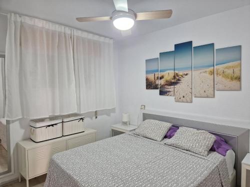 sypialnia z łóżkiem i wentylatorem sufitowym w obiekcie Apartamento del Niño w mieście Campoamor