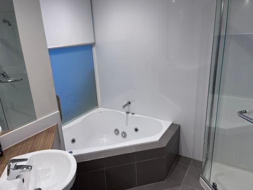 W łazience znajduje się wanna, umywalka i prysznic. w obiekcie Waves 348 - Free WiFi - Late CheckOut - Garage w mieście Cowes