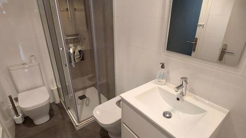 ein Bad mit einem Waschbecken, einem WC und einer Dusche in der Unterkunft Ampli i cèntric pis a Sort in Sort