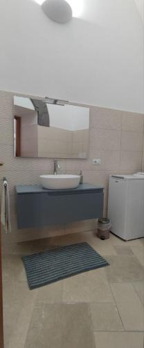 une salle de bain avec un lavabo et un miroir et des toilettes dans l'établissement Casa Lauro Blu, à Meta
