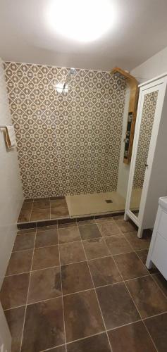 a bathroom with a shower with a tiled floor at Apartamento Mi casa tu casa in Costa Calma