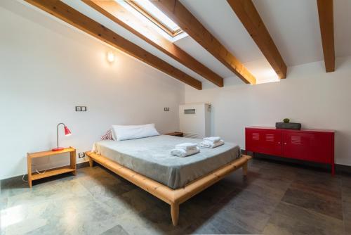 sypialnia z dużym łóżkiem i czerwoną komodą w obiekcie Paseo Playa w mieście Port de Soller