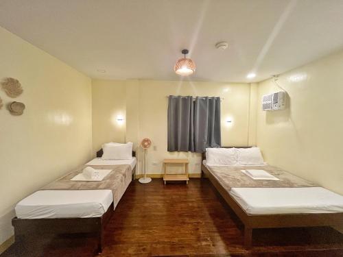 Postel nebo postele na pokoji v ubytování Cozy Coron Inn
