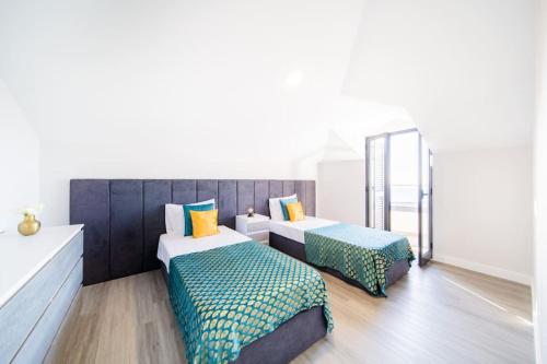 una camera con due letti e uno specchio di Pena View Apartment a Santa Cruz