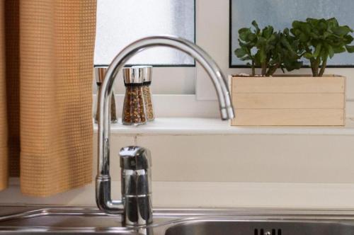 - un évier de cuisine avec un robinet sur un comptoir dans l'établissement Valletta view Apartments by ST Hotels, à Il- Gżira