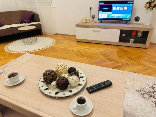 un plato de magdalenas en una mesa en la sala de estar en Apartment Matea-center of Pogdorica en Podgorica