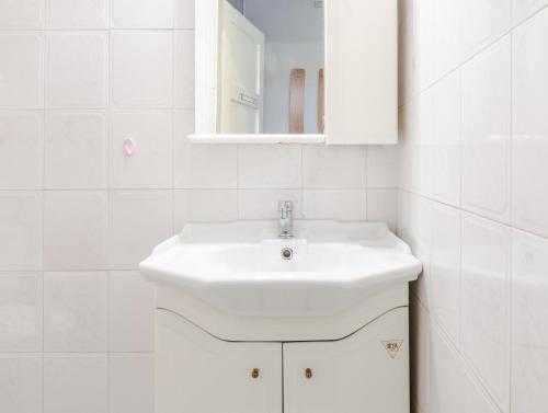 ein weißes Badezimmer mit einem Waschbecken und einem Spiegel in der Unterkunft The Right Choice 2 in Sofia