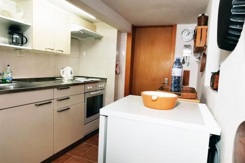 a kitchen with a bowl on top of a counter at CHARMANTES FERIENHAUS IM DORF MULEGNS in Mühlen