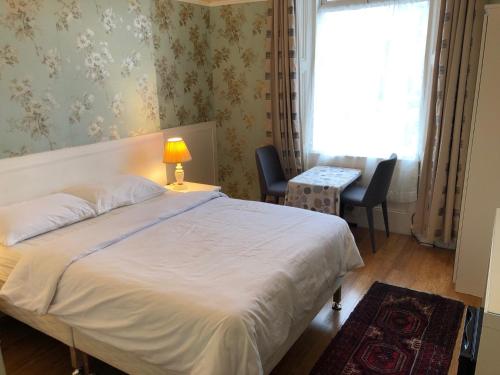 una camera da letto con un letto, una scrivania e una finestra di Drumorne a Edimburgo