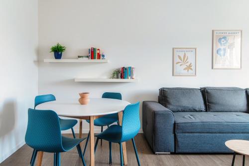 sala de estar con sofá, mesa y sillas en Roseto Apartment by Quokka 360 - apartment in strategic area with balcony, en Balerna