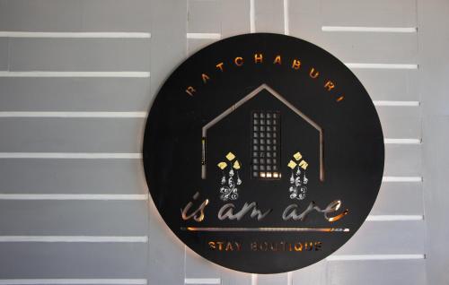 una señal que dice que es un arte en una puerta en Is Am Are Stay Boutique en Ratchaburi