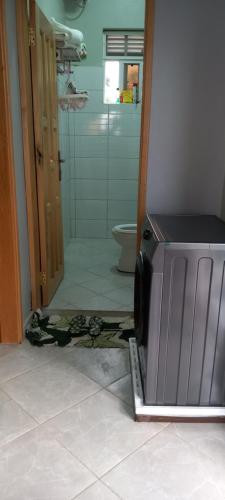 een badkamer met een toilet en een televisie op de vloer bij Agnes\ apartments in Kampala