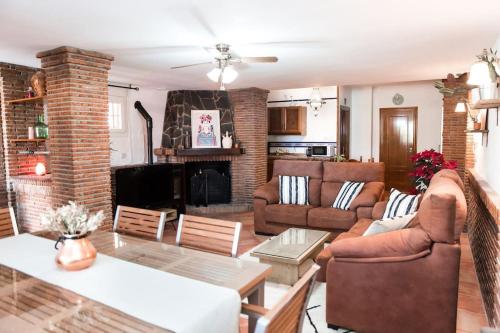 a living room with a couch and a table at Casa espaciosa cerca de Monachil in La Zubia