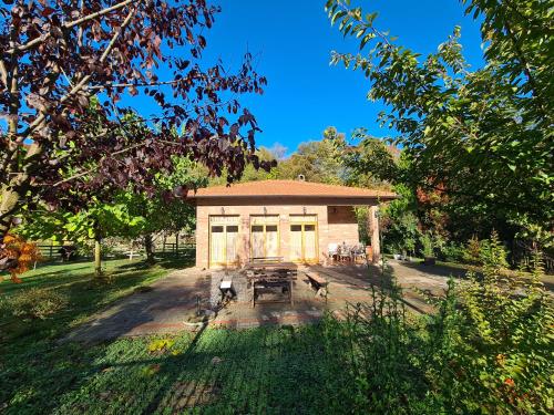 a building with a picnic table in front of it at Apartman Quince Gradac in Valjevo
