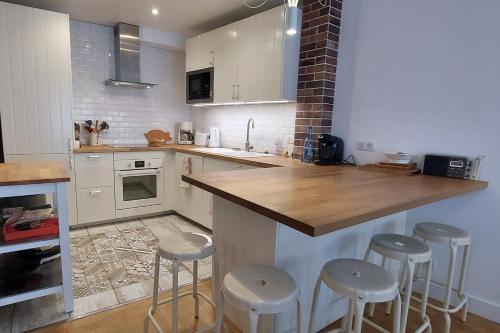 - une cuisine avec un comptoir et des tabourets dans l'établissement L'APPART DU 22, hyper centre, 2 chambres, à Annecy