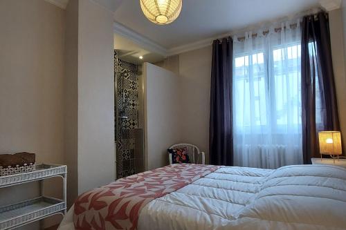 une chambre avec un grand lit et une fenêtre dans l'établissement L'APPART DU 22, hyper centre, 2 chambres, à Annecy