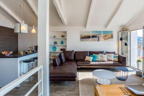 sala de estar con sofá y mesa en #40 Bright sea view suite for 6 2mins walk port & sea, en Villefranche-sur-Mer
