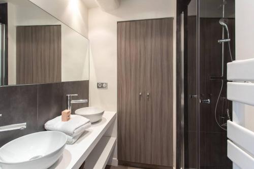 y baño con aseo, lavabo y ducha. en #40 Bright sea view suite for 6 2mins walk port & sea, en Villefranche-sur-Mer