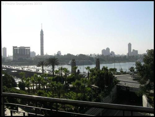 vistas a una ciudad con río y edificios en Garden City House Hotel, en El Cairo