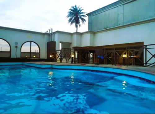 a large swimming pool in front of a building at O Melhor Apart-Hotel, da Cidade! in São Caetano do Sul