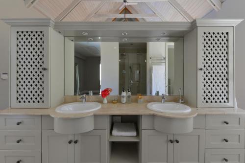 a bathroom with two sinks and a large mirror at Fransvliet Guest House in Franschhoek