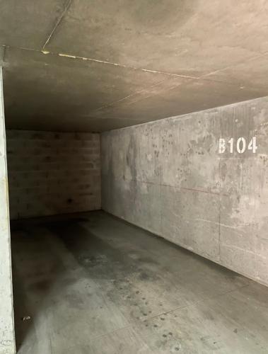 une pièce vide avec un mur en béton avec le numéro dans l'établissement Appartement avec place de parking et piscine, à Villefranche-sur-Saône