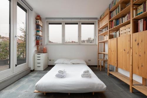 GuestHost - APT with huge Terrace- Calvairate District