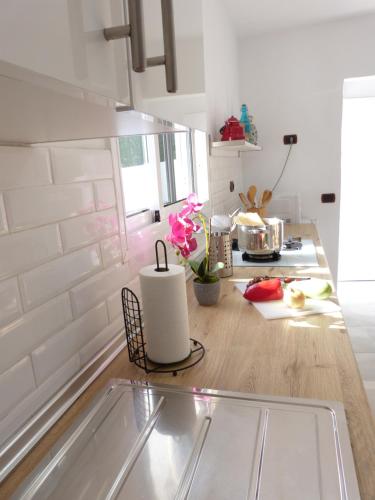 una cucina con lavandino e piano di lavoro di Villa Alto Arena piscina privada climatizada a Ingenio