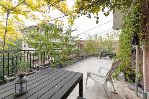 GuestHost - APT with huge Terrace- Calvairate District