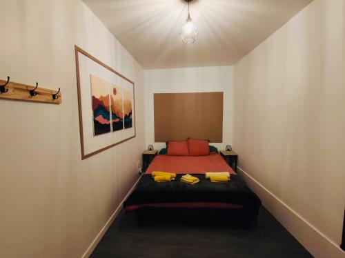 una camera con letto e piumone rosso di Appartement complet St Nolff 4 a Saint-Nolff