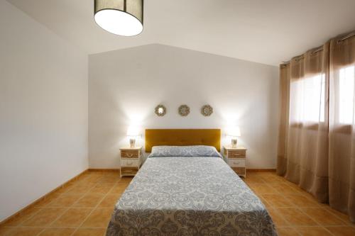 1 dormitorio con 1 cama y 2 mesitas de noche en villa chopo, en Alhama de Granada