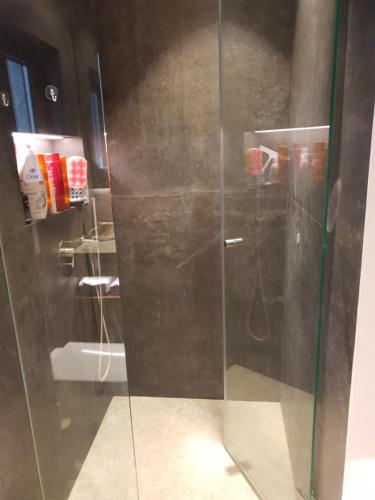 eine Dusche mit Glastür im Badezimmer in der Unterkunft Poros Maisonette Apartment - Neorio in Poros