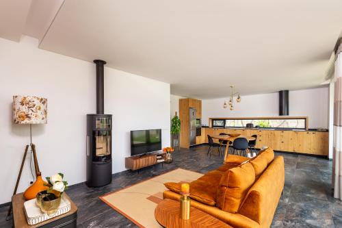 uma sala de estar com um sofá e uma mesa em Casas Casal de Nino em Celorico de Basto