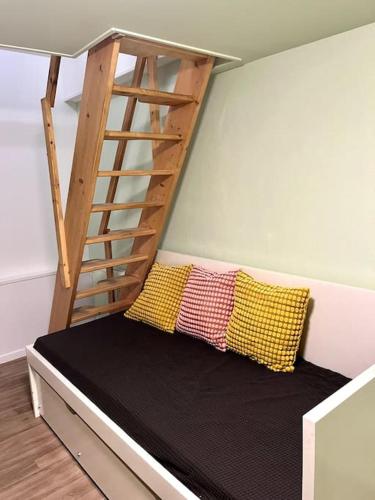- un lit superposé avec deux oreillers assis sous un escalier dans l'établissement Brouettes 3 : Studio Mezzanine, à Rouen