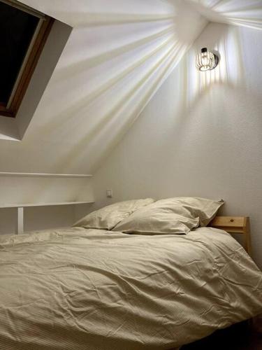 Brouettes 3 : Studio Mezzanine في رووين: غرفة نوم بسرير ابيض بسقف