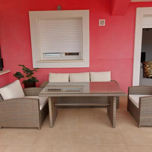 sala de estar con sofá y mesa en Apartamento con jardín en Altaona Golf en Murcia