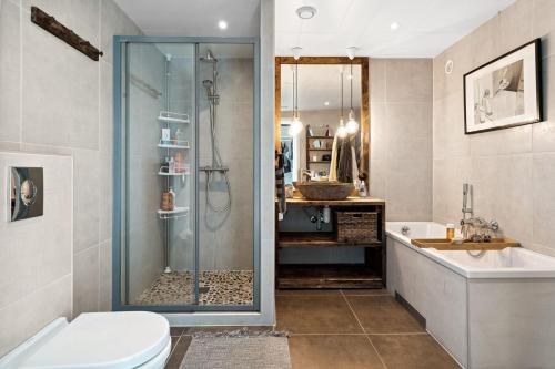 La salle de bains est pourvue d'une douche, de toilettes et d'un lavabo. dans l'établissement Large villa in Lofoten with fantastic views - 4 bedrooms and 9 beds., à Stamsund