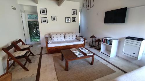 una sala de estar con un sofá y una mesa en Casa de Moras, en Tandil