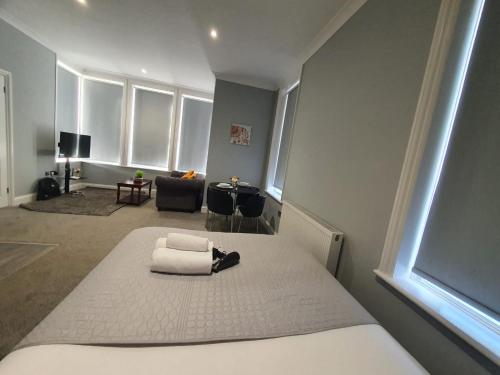 ein Schlafzimmer mit einem Bett und ein Wohnzimmer in der Unterkunft Beautiful Maidstone Gem - Sleeps 2 in Kent